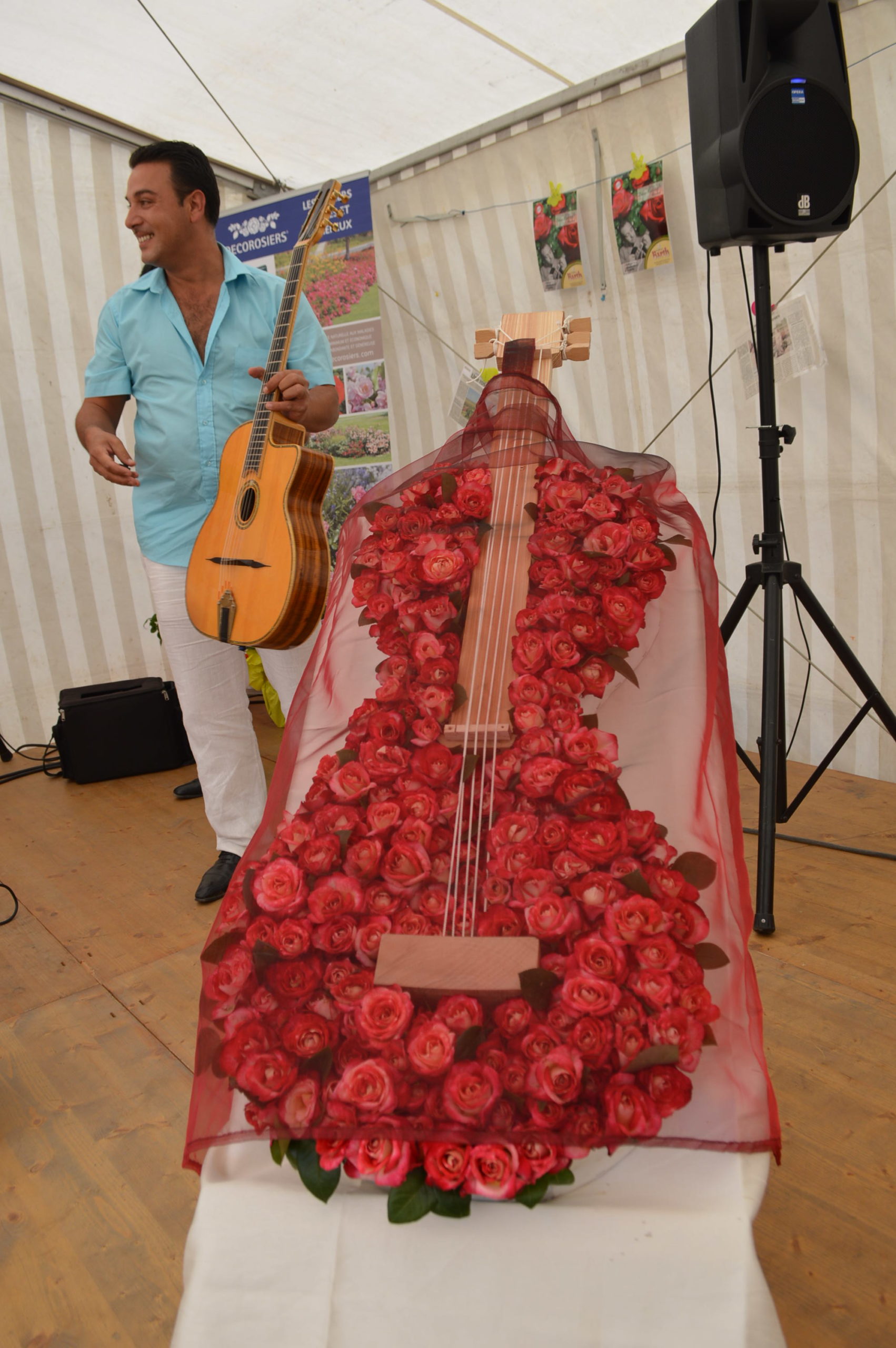 Yorgui Loeffler with rose guitar (Image 6.3)